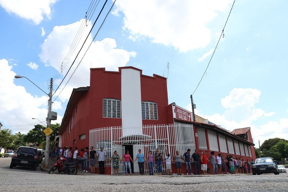 Para se manifestarem, fiéis deram um abraço em torno do prédio da Igreja do Evangelho Quadrangular (IEQ) do Jardim São Camilo, na zona norte de Sorocaba