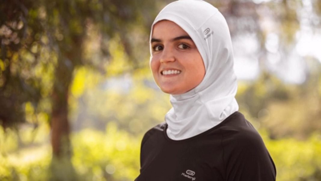 Atleta usando hijab da Decathlon