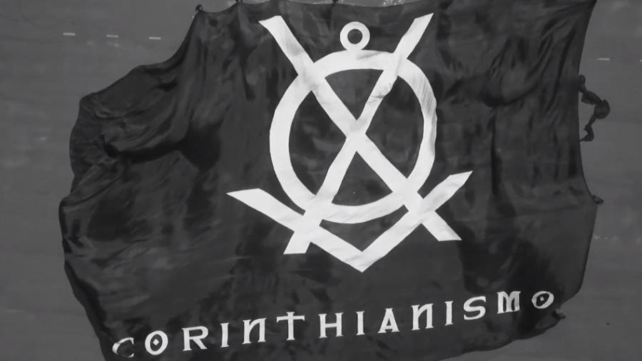 Bandeirão confeccionado para exaltar o 