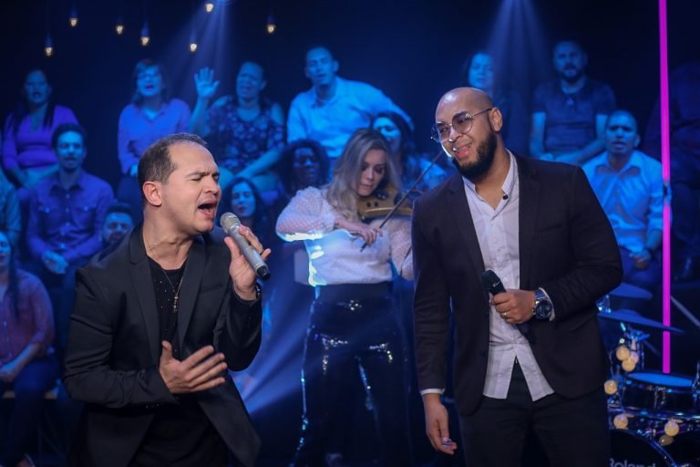 Davi Sacer e Ton Carfi regravam o sucesso Restitui (Foto: Paulo Tauil)