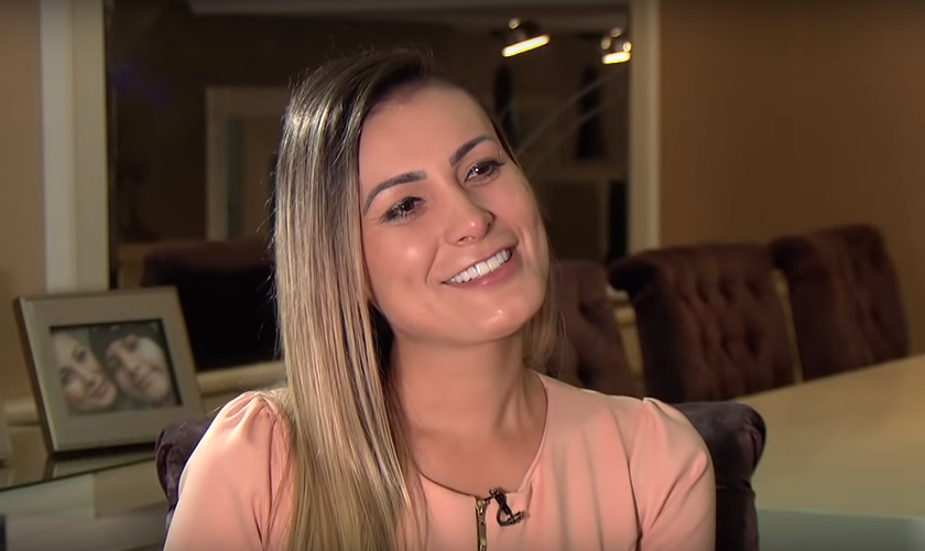 Andressa Urach durante entrevista à Record TV