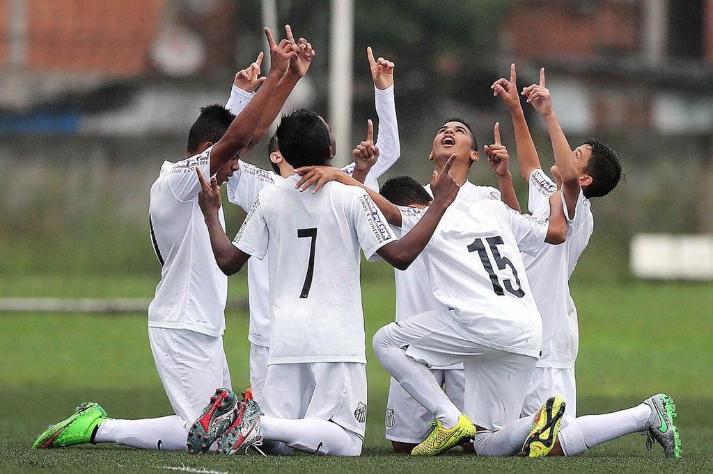 Jogadores comemoram o gol agradecendo a Deus