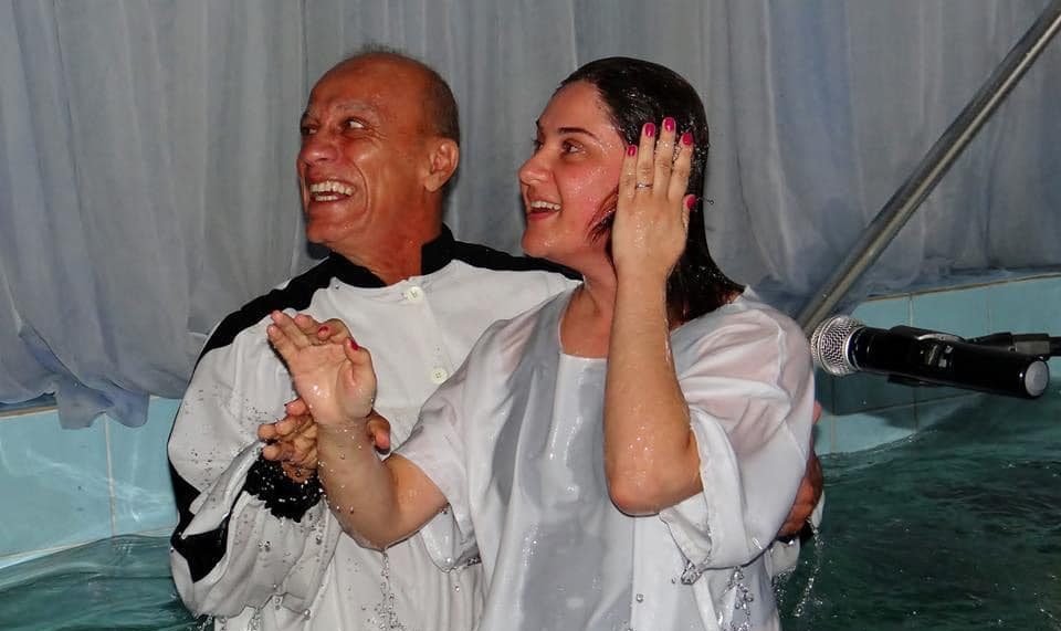 Geovana Palermo nadou, mergulhou e se jogou na água diversas vezes