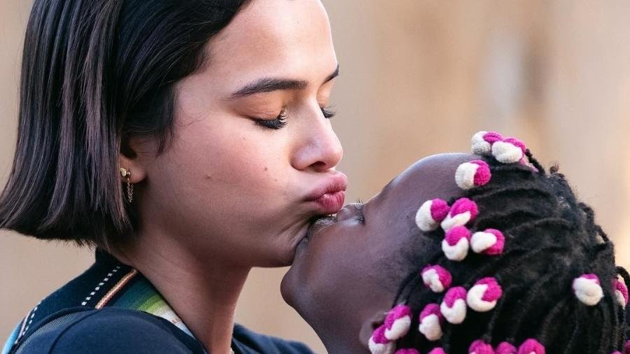 Bruna Marquezine se diverte com crianças em viagem missionária na África (Foto: reprodução)