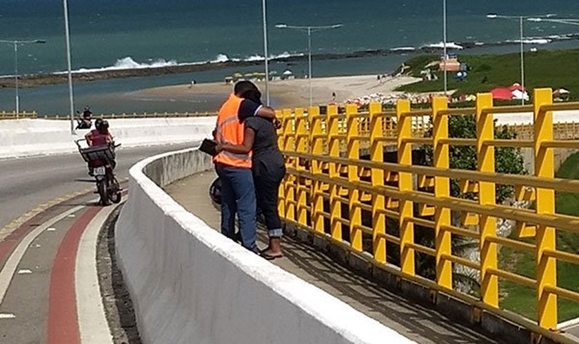 Evangélicos na ponte Newton Navarro evitam suicídios