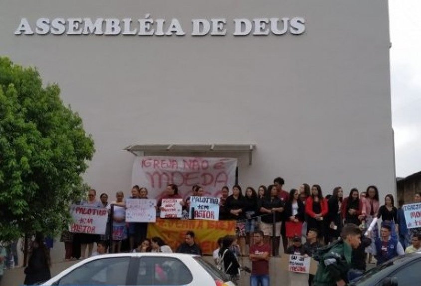 Fiéis protestam na frente de templo da Assembleia de Deus, em Palotina (PR)