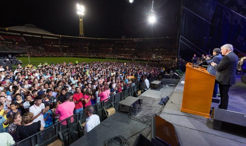 Na Colômbia, Franklin Graham prega sobre Lucas 19, a história de Zaqueu, que estava curioso sobre Jesus. (Foto: Reprodução/BGEA)