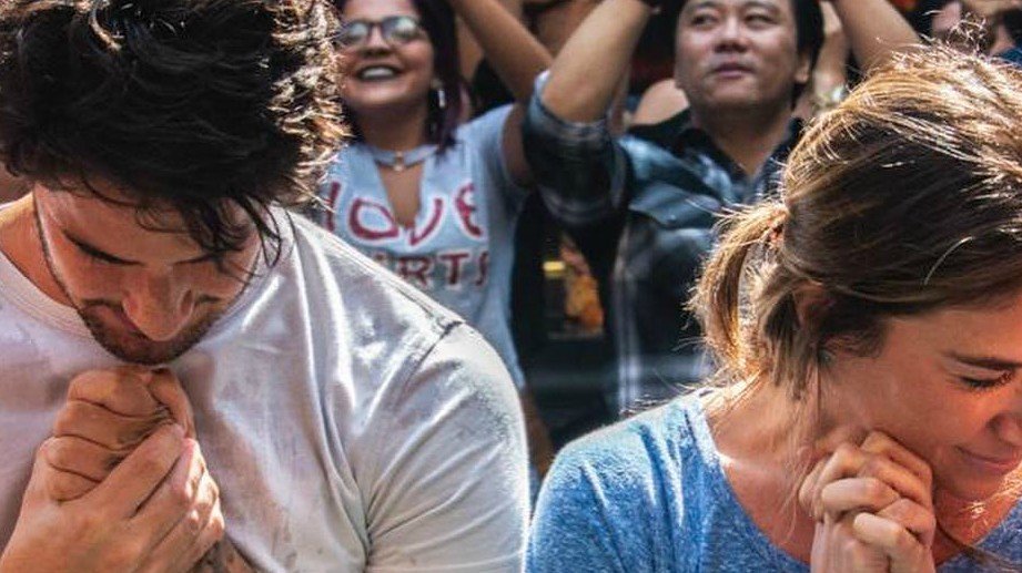 Alexandre Pato e Rebeca Abravanel são batizados na Igreja Hillsong, em SP