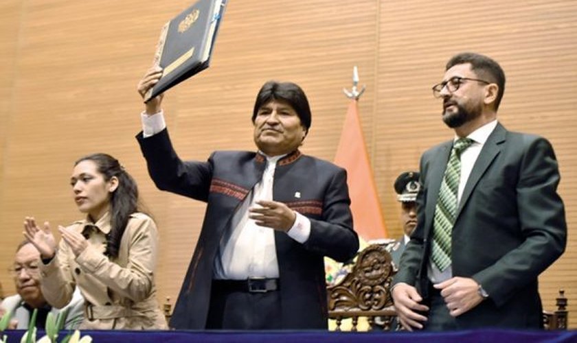 Presidente boliviano Evo Morales aprova a Lei da Liberdade Religiosa no país. (Foto: Reprodução/Correo del Sur)