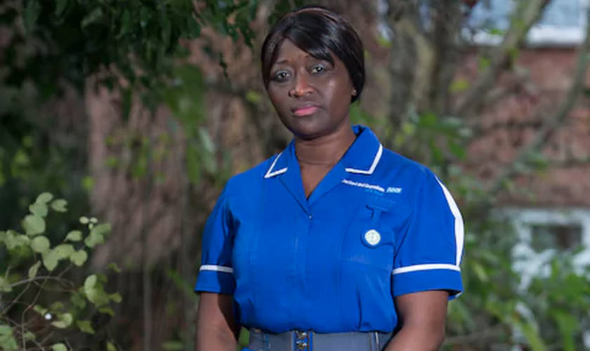 A enfermeira Sarah Kuteh foi demitida do hospital Darent Valley, na Inglaterra. (Foto: David Mchugh/Brighton Pictures)