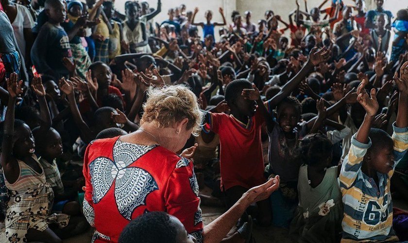 Missionária Heidi Baker em momento de oração com crianças em Moçambique. (Foto: Facebook/Heidi Baker)