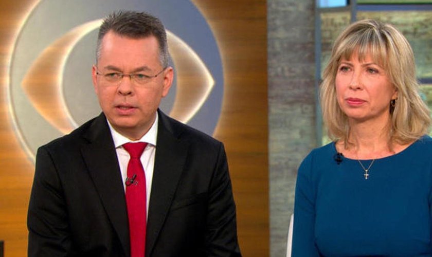Pastor Andrew (esquerda) e sua esposa, Norine Brunson (direita) concedendo entrevista em uma emissora de televisão. (Imagem: CBS News)