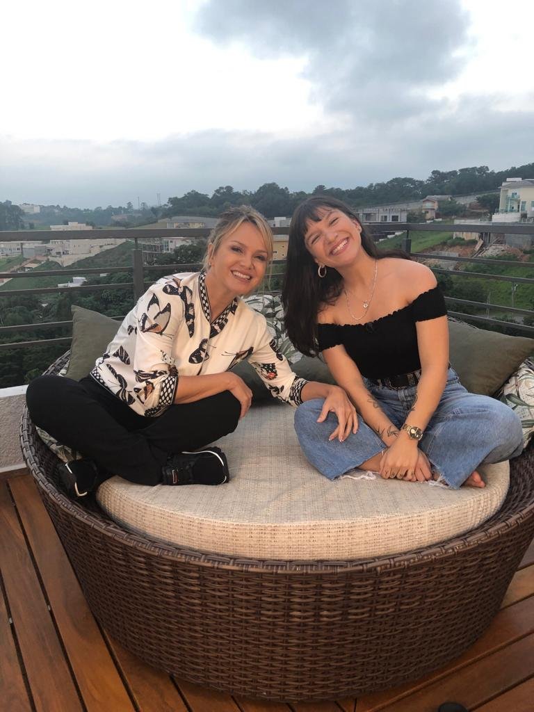 A apresentadora Eliana entrevistou a cantora Priscilla Alcântara, no seu programa no SBT
