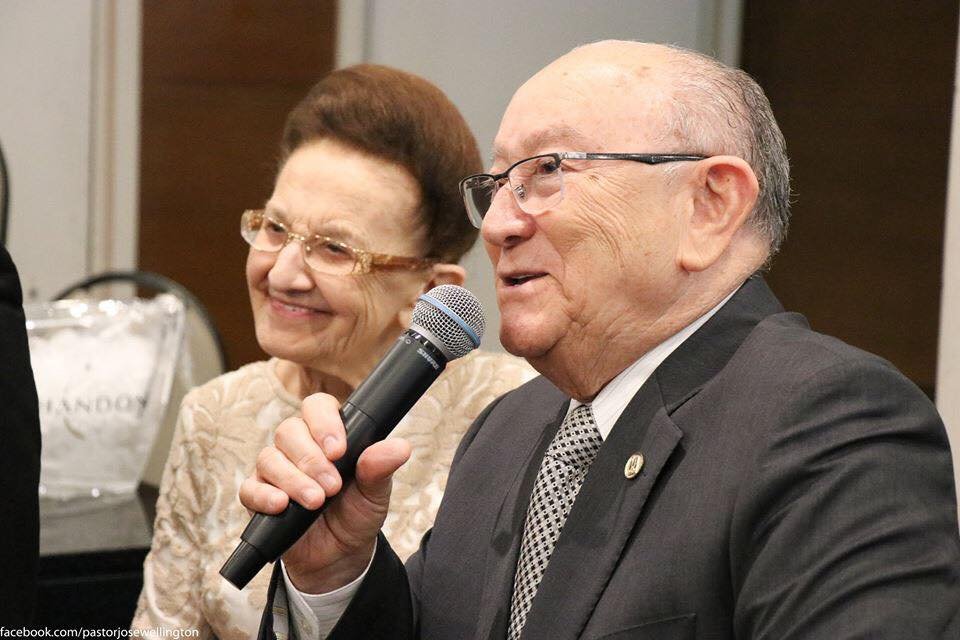 Wanda Freire Costa, ao lado do seu esposo, o pastor José Wellington Bezerra da Costa