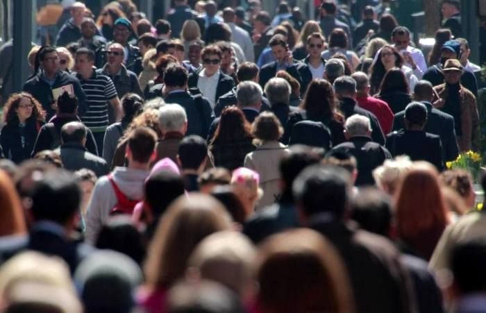 Pessoas caminhando nas ruas (Foto: Reprodução)