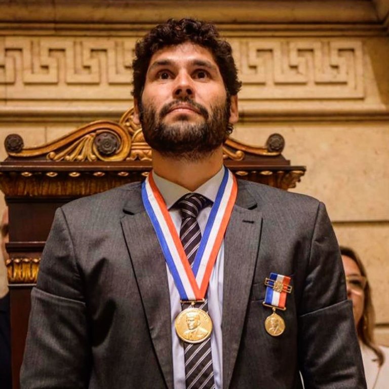 Duzu Azevedo recebeu a Medalha Pedro Ernesto / Foto: Reprodução