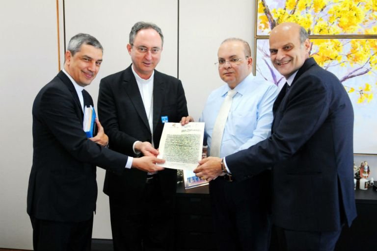 Governador Ibaneis Rocha com os bispos