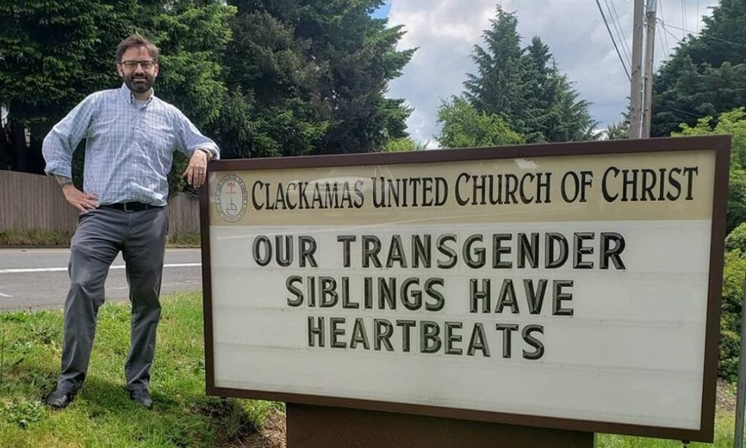 Pastor Adam Ericksen em placa colocada na porta da igreja protestante Clackamas United Church of Christ, em Oregon (EUA) Foto: Clackamas United Church of Christ / Divulgação
