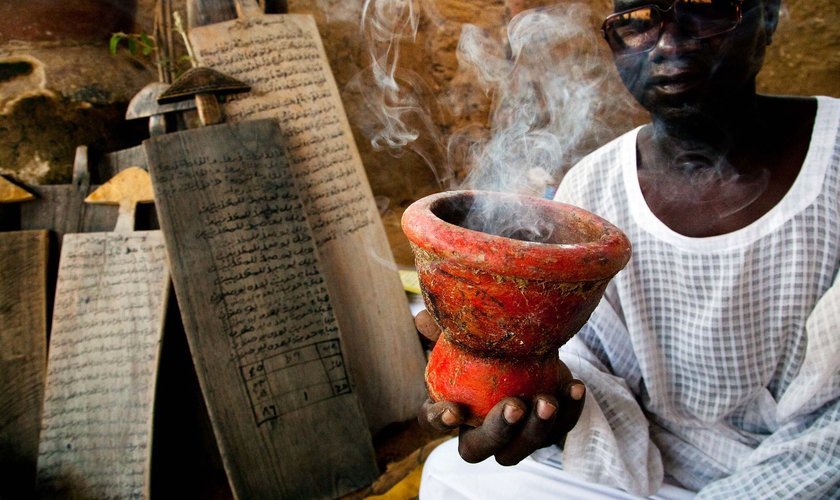 Bruxo preparando ritual de feitiçaria. (Foto: UNAMID/Albert Gonzalez Farran)