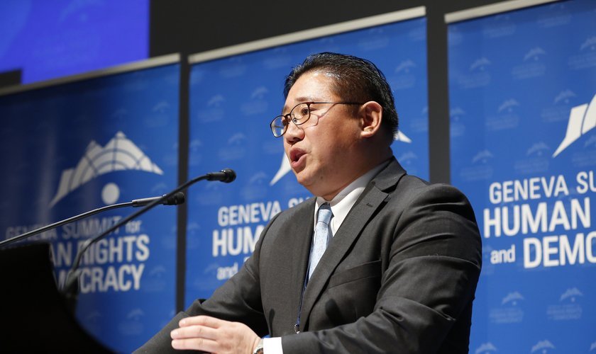 Pastor Kenneth Bae contou sua história na Cúpula de Genebra sobre Direitos Humanos e Democracia em 2018. (Foto: Geneva Summit)