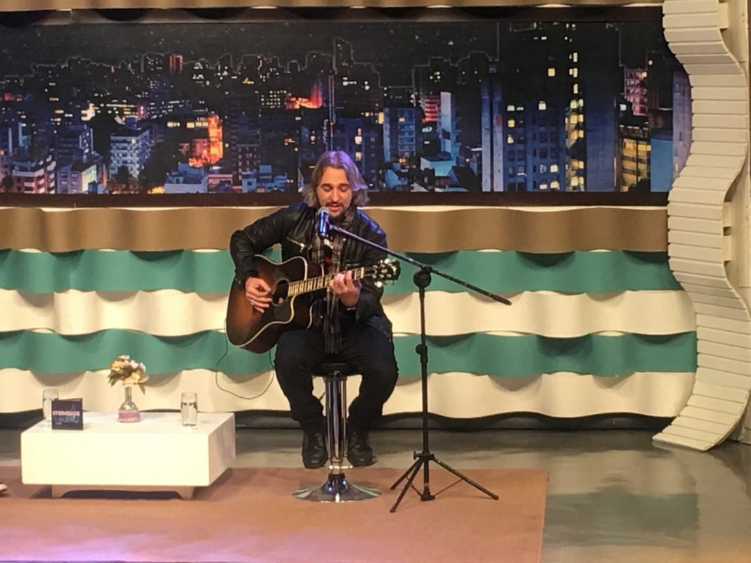 PG comemora 25 anos de carreira no programa Noite com os Adoradores de Deus na RIT TV