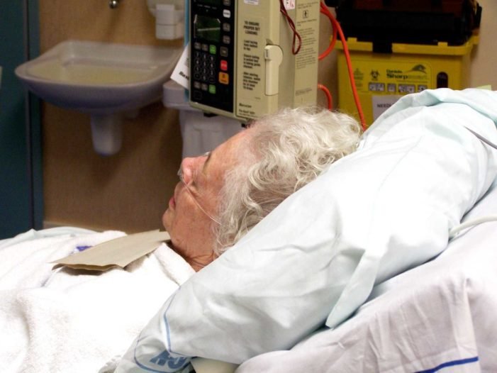 Idosa internada no hospital
