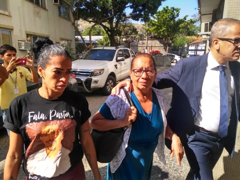 Mãe do pastor Anderson chega para depor com advogado / Foto: Pleno.News/Rafael Ramos