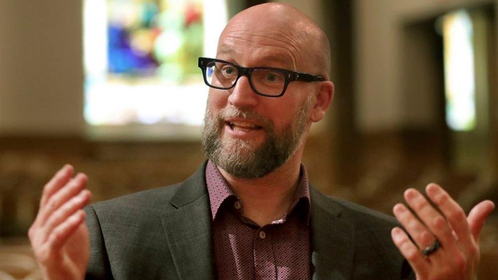 Rev. Dan Collison foi expulso da igreja com 77% dos votos.