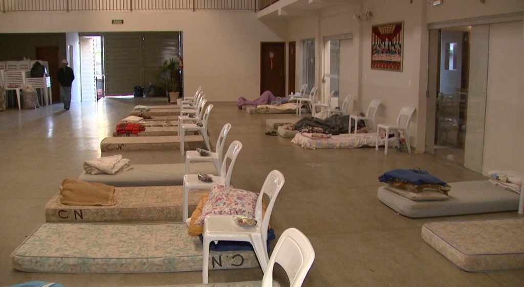 Igreja de São Carlos preparou local para receber pessoas em situação de rua por causa do frio — Foto: Reprodução EPTV