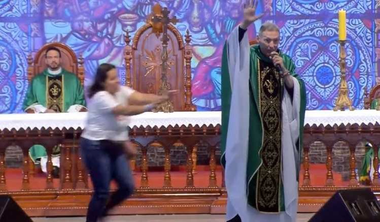 Mulher empurra padre Marcelo Rossi. (Foto: Reprodução / Canção Nova)