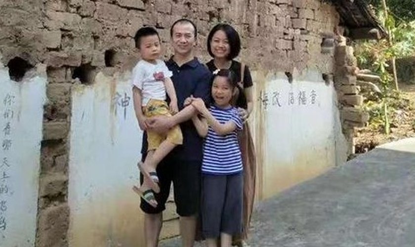 Pr. Li Yingqiang e sua família. (Foto: Reprodução/Premier)