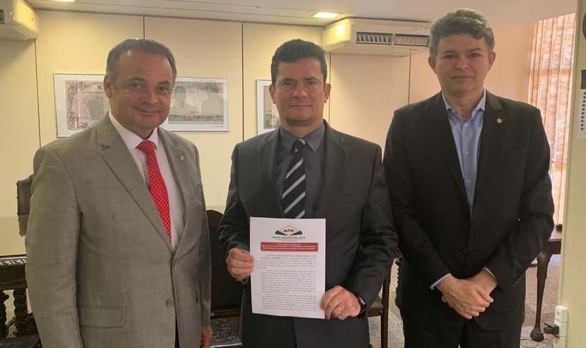 Os deputados federais Roberto de Lucena (Esq) e José Medeiros com o ministro da Justiça e Segurança Pública, Sergio Moro. (Foto: Reprodução/Assessoria)