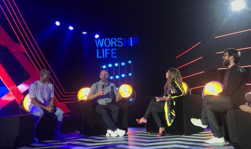 Aline Barros recebeu convidados na estreia de seu programa 