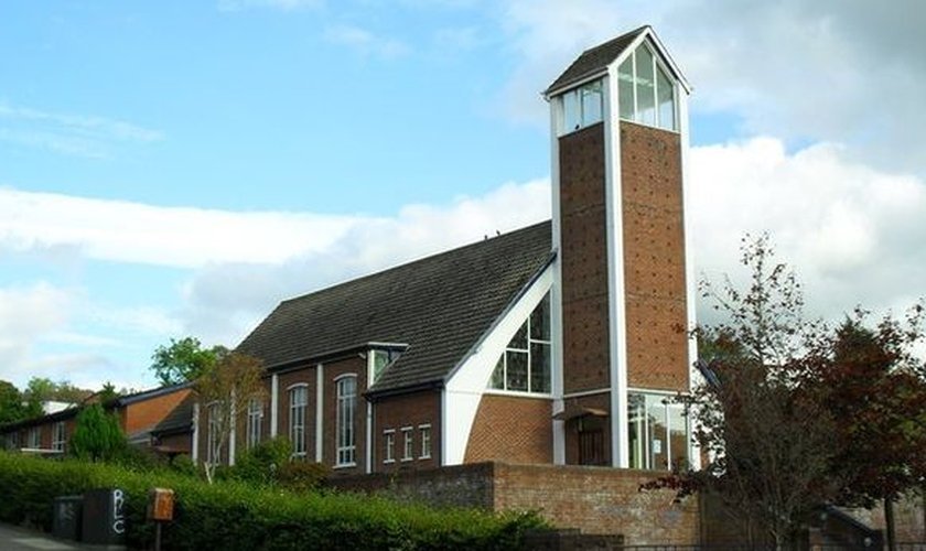 Igreja Presbiteriana de Saintfield Road sofreu dois ataques incendiários. (Foto: Reprodução/Dean Molyneaux)