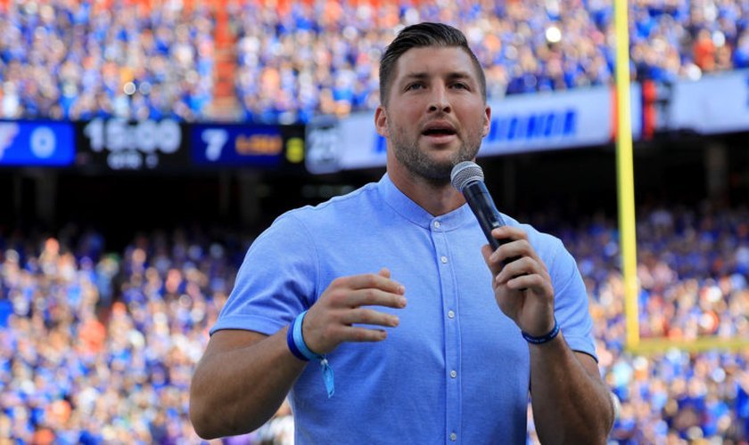 Tim Tebow foi jogador de futebol americano e hoje atua na liga de beisebol. (Foto: The Spun)