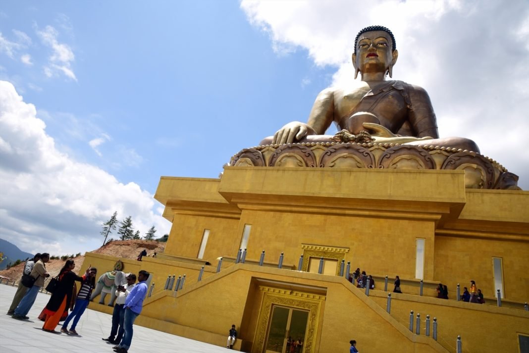 Local de adoração com Buda gigante. Outras imagens de Buda, igualmente gigante, são espalhadas pelas cidades do Butão Crédito: Portas Abertas