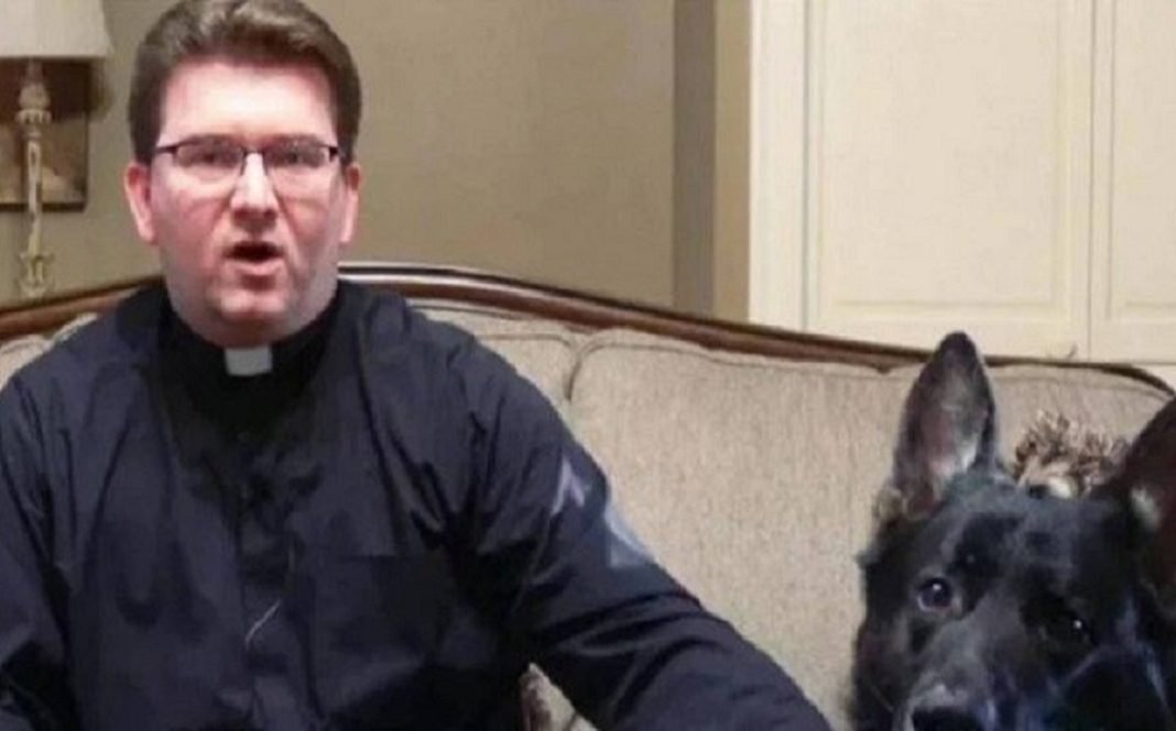 Padre Jacek Kowal e seu cão Cesar (Foto: Reprodução)