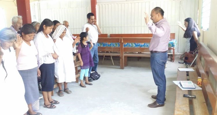 Cristãos durante culto em uma igreja no México