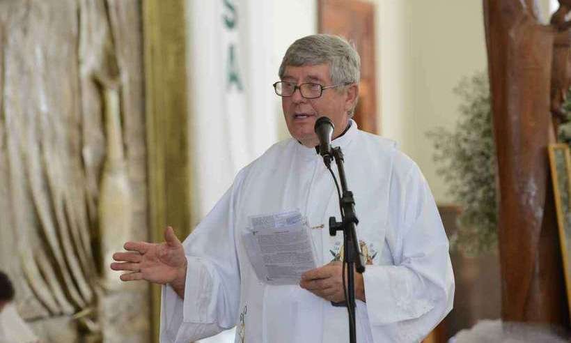 O padre polonês Kazimierz Wojno, 71 anos, mais conhecido como Casemiro, foi encontrado morto, amarrado e com arame farpado no pescoço.