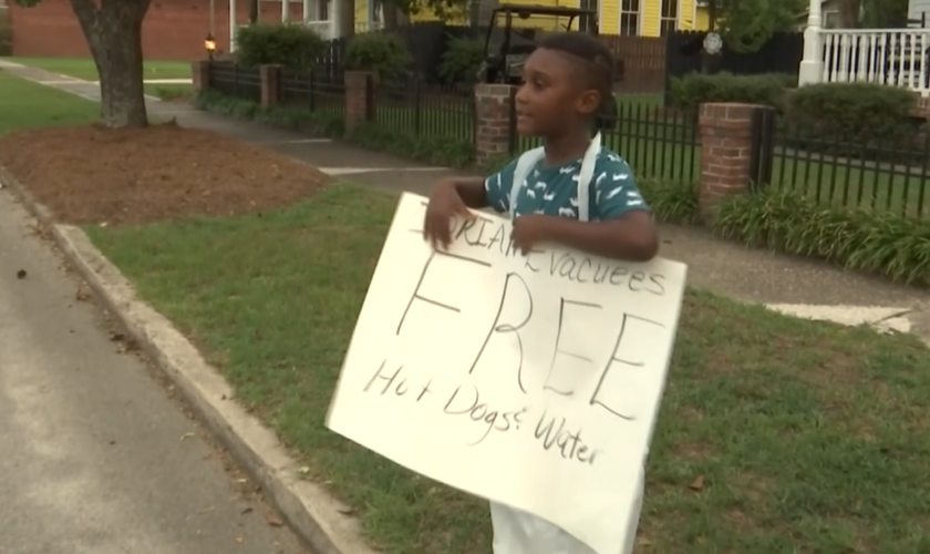 O garoto Jermaine Bell usou o dinheiro de seu aniversário para comprar alimentos para evacuados do furacão Dorian. (Foto: Reprodução/WJBF)
