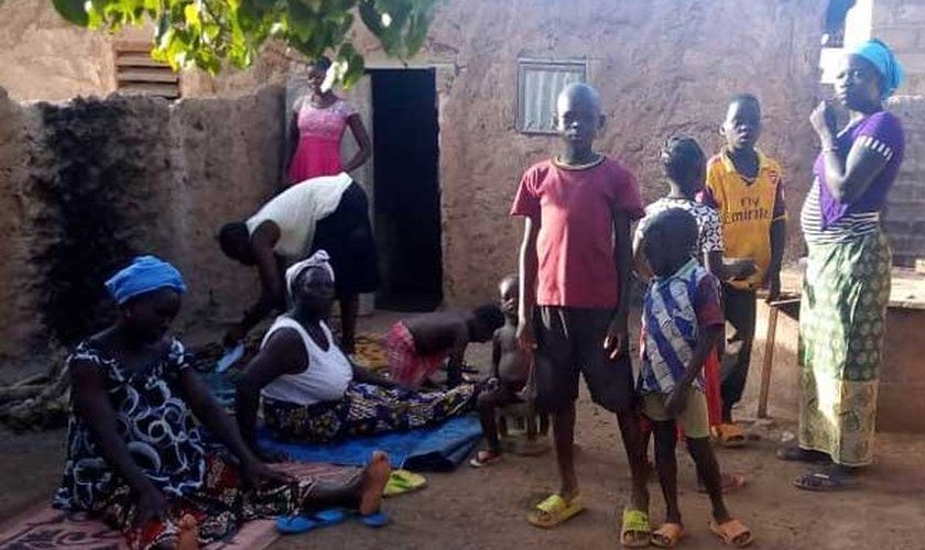 Mulheres e crianças cristãs que fugiram dos ataques em Burkina Faso. (Foto: Reprodução/BF)