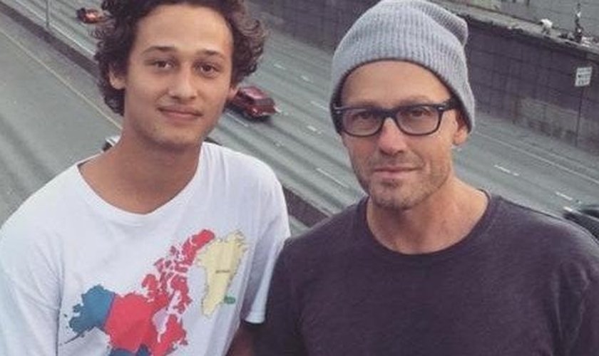 TobyMac e filho Truett. (Foto: Reprodução/Premier)