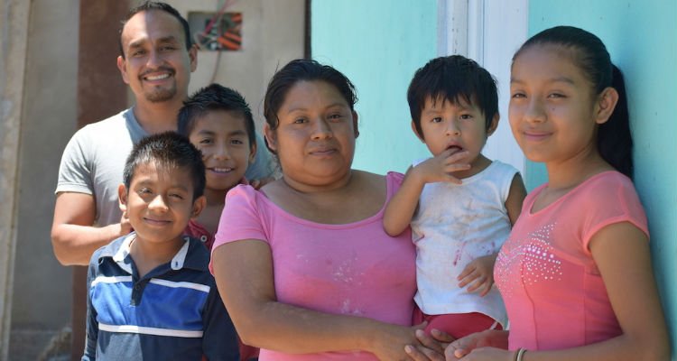 Lauro, a esposa e quatro filhos foram expulsos da comunidade, após ele enfrentar seguidas prisões no México (Foto: Portas Abertas)