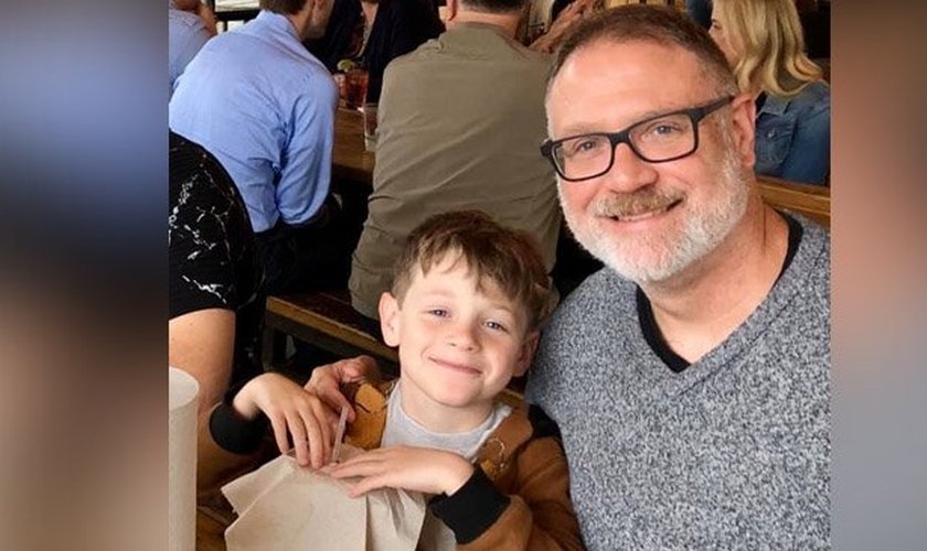 Jeffrey Younger (direita) e seu filho James agora não podem mais se encontrar, a não ser que o pai trate o garoto como uma menina. (Foto: The BL)