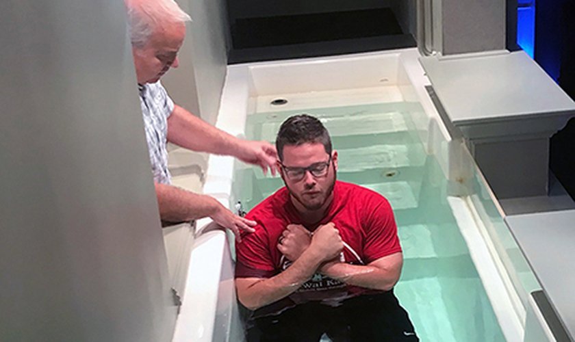 Pastor Mike Lefler (à esquerda) se prepara para batizar Brenton Winn durante um culto. (Foto: Central Baptist Church)