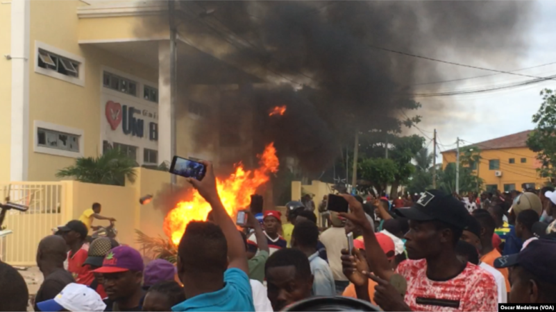 Protesto em frente a um templo da Igreja Universal do Reino de Deus, em São Tomé e Príncipe