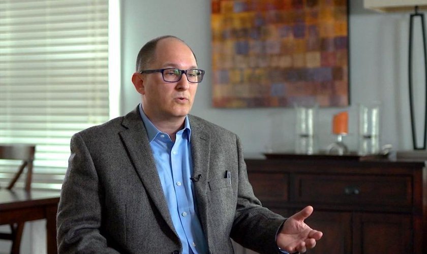 Professor Peter Vlaming foi demitido por não concordar em chamar aluna pelo pronome transgênero que ela escolheu. (Foto: CBN News)