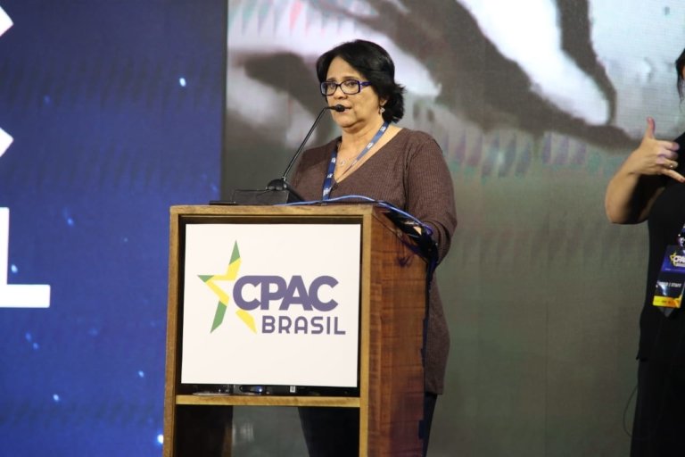 Ministra Damares durante discurso na CPAC (Conferência de Ação Política Conservador)