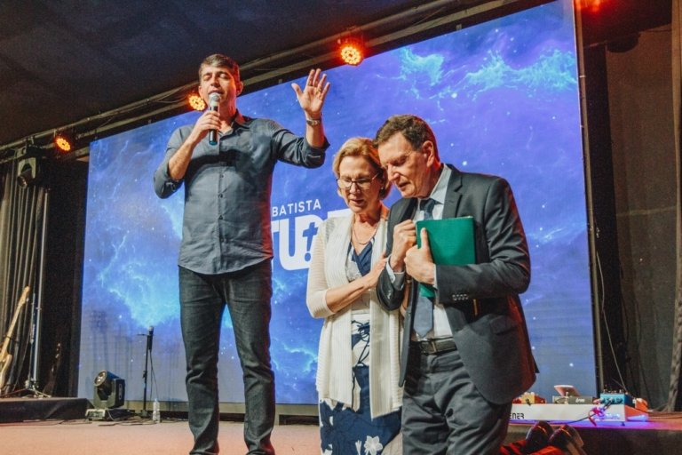Crivella e sua esposa recebem oração do pastor Josué Valandro Júnior na Igreja Batista Atitude, na Barra da Tijuca