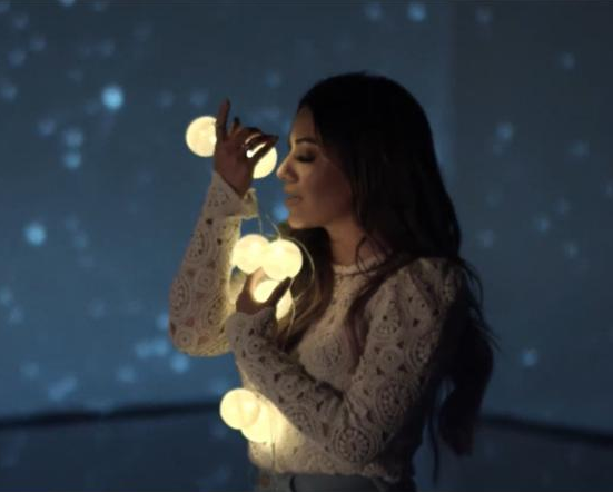 Gabriela Rocha no clipe oficial da música tema do filme “Mais Que Vencedores”